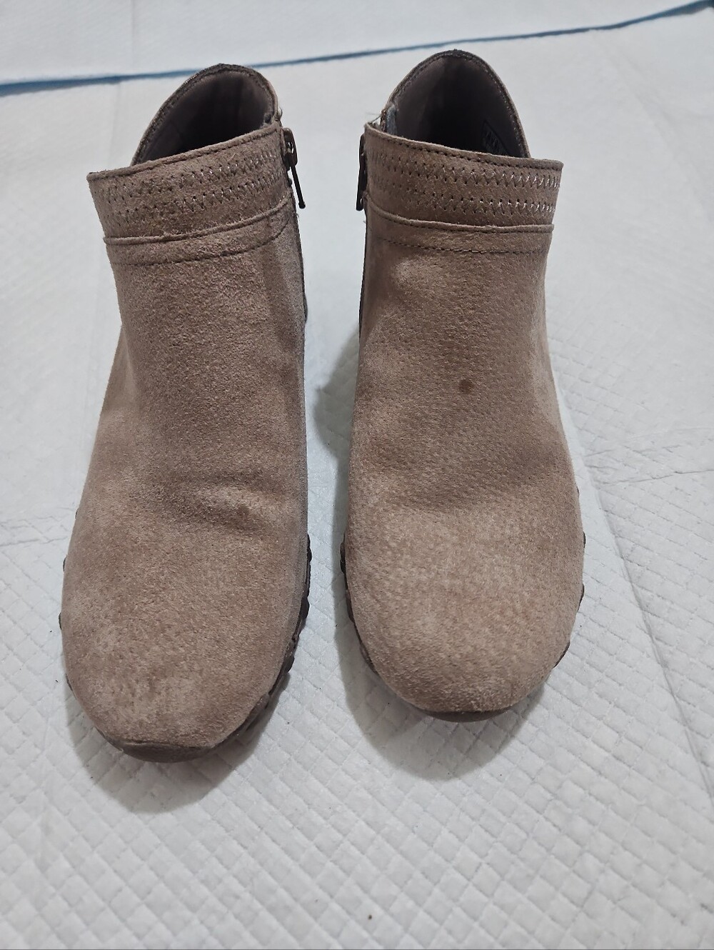 Skechers Women's Taupe Suede Ankle Boots - Stylish Everyday Comfort Sz 7